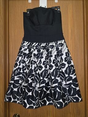 White House Black Market Sz 4 Strapless Black & White Floral Cocktail Mini Dress
